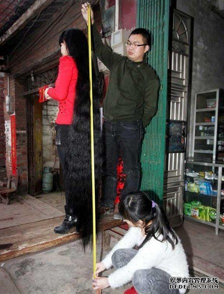 “长发婆”1.84米长秀发 她给头发喝啤酒